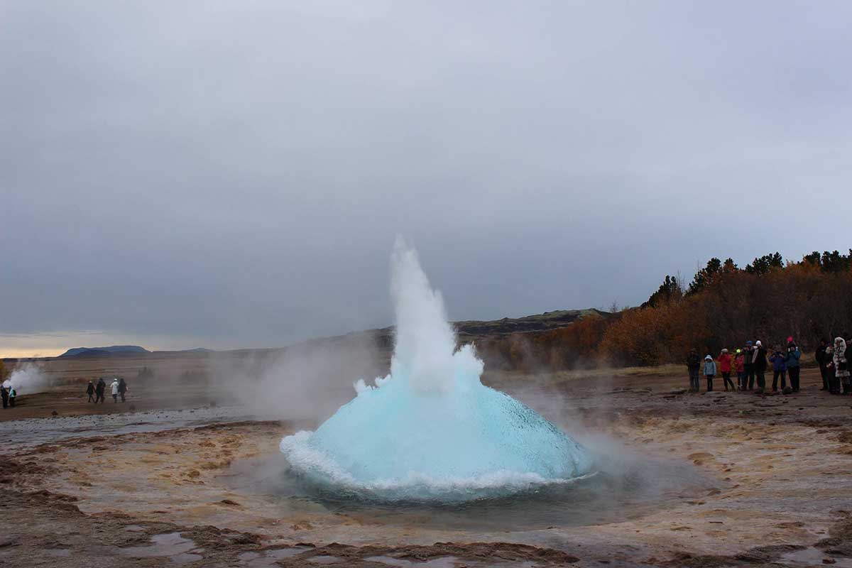 Strokkur Heißwassertal Haukadalur Island ©Ines Erlacher