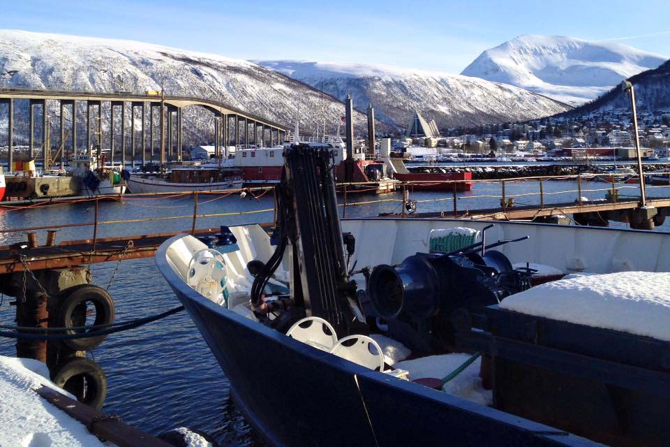 Blick auf den Hafen und die Eismeerkathedrale Tromsø Norwegen Sehenswertes, Hotel und Tipps www.gindeslebens.com