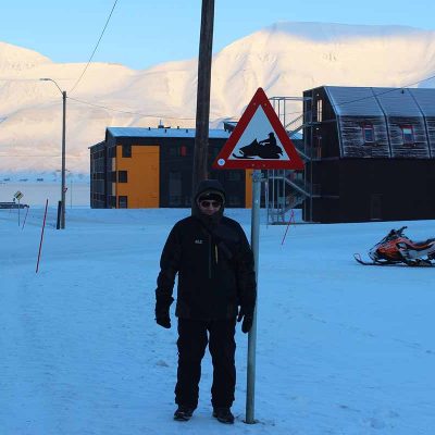 Longyearbyen Spitzbergen Abenteuer Arktis Schild Schneemobil Longyearbyen www.gindeslebens.com