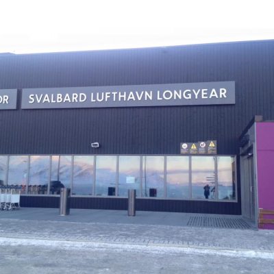 Longyearbyen Flughafen Spitzbergen © Ines Erlacher und Thomas Mussbacher