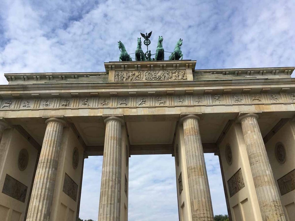 Brandenburger Tor Sightseeing Berlin - Sehenswertes, Hotel, Aktivitäten und Tipps für eine Städtereise nach Berlin www.gindeslebens.com