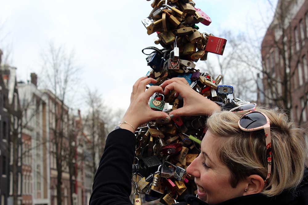 Liebesschloss aufhängen Amsterdam Niederlande - Städtetrip Amsterdam Sehenswertes, Aktivitäten und Tipps www.gindeslebens.com