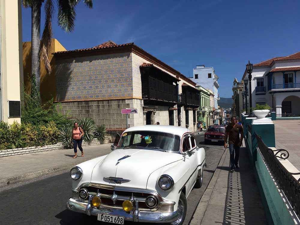 Ältestes Haus und Oldtimer Parque Cespedes Sehenswertes in Santiago de Cuba - das ursprüngliche Kuba - Fidel Castro Revolution - Reisebericht, Ausflüge und Tipps www.gindeslebens.com