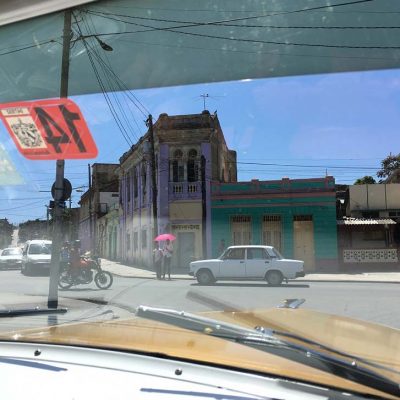 Straßen von Santiago de Cuba mit dem Oldtimer - das ursprüngliche Kuba erleben - Kuba Ausflüge und Tipps www.gindeslebens.com