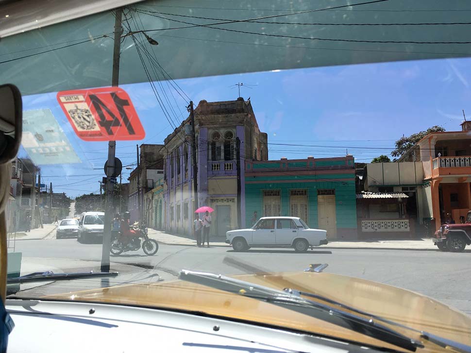 Straßen von Santiago de Cuba mit dem Oldtimer - das ursprüngliche Kuba erleben - Kuba Ausflüge und Tipps www.gindeslebens.com