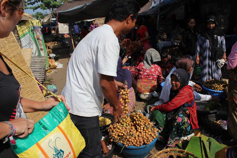 Ausflug Monkey Forrest Lombok Einkaufen am Markt Pasar Gunungsari Lombok Indonesien Asien Hoteltipp, Sehenswertes und Reisebericht Lombok unbekannte Perle Indonesiens www.gindeslebens.com