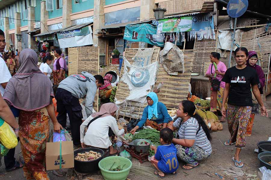 Einkaufen am Marktplatz Pasar Gunungsari Lombok Indonesien Asien Hoteltipp, Sehenswertes und Reisebericht Lombok unbekannte Perle Indonesiens www.gindeslebens.com