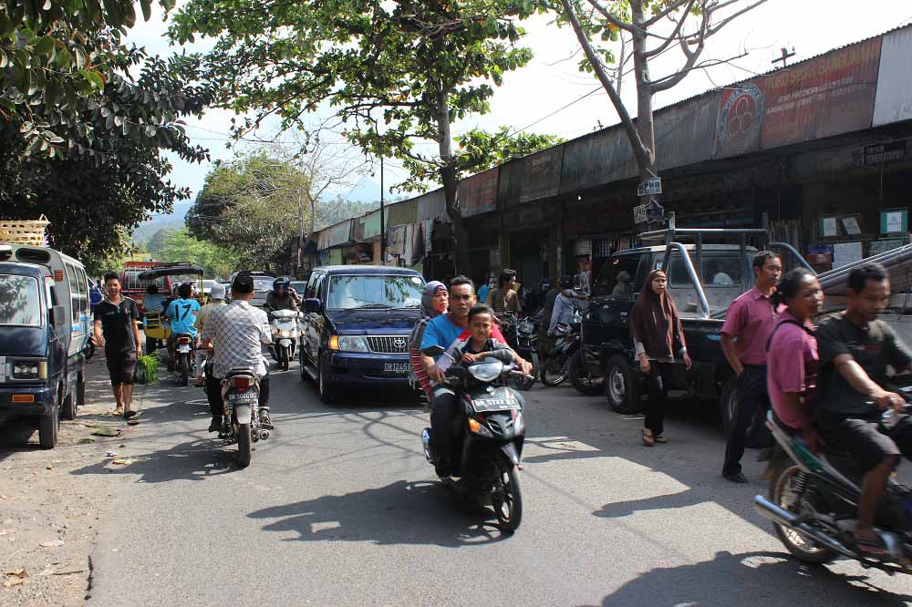 Parkplatz Markt Pasar Gunungsari Lombok Indonesien Asien Hoteltipp, Sehenswertes und Reisebericht Lombok unbekannte Perle Indonesiens www.gindeslebens.com