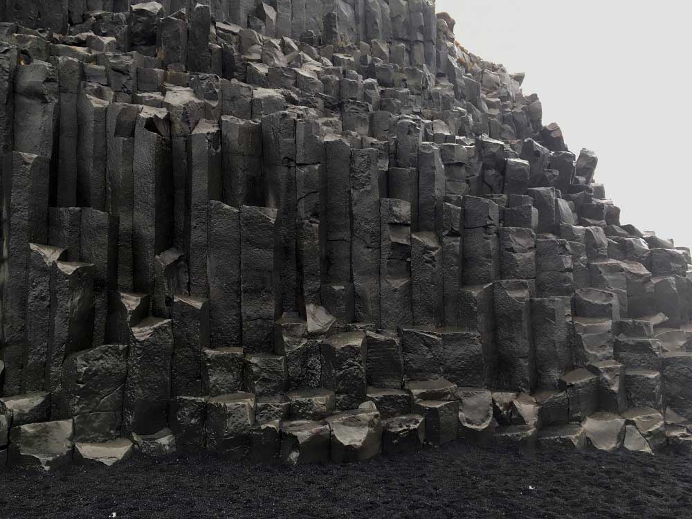 Der Berg Reynisfjall und seine Basaltsäulen Reynisfjara Island Roadtrip Südküste gindeslebens.com © Thomas Mussbacher und Ines Erlacher