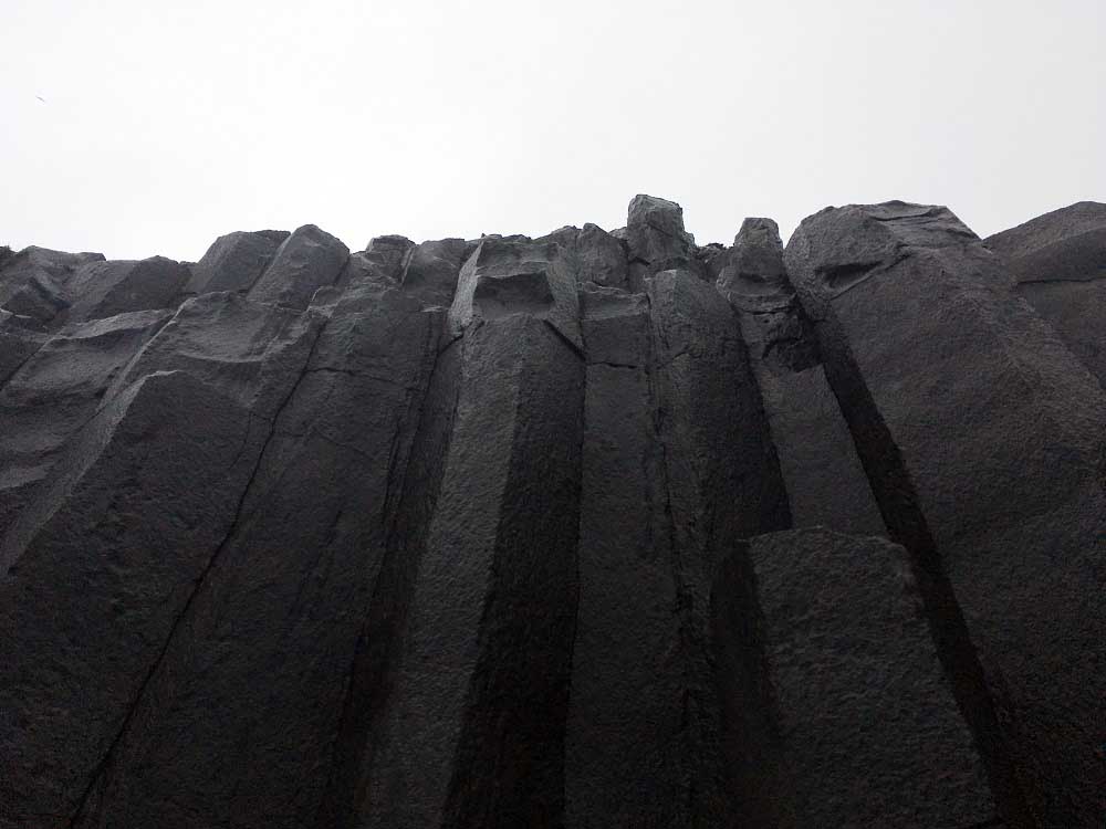 Der Berg Reynisfjall und seine Basaltsäulen Reynisfjara Island Roadtrip Südküste gindeslebens.com © Thomas Mussbacher und Ines Erlacher