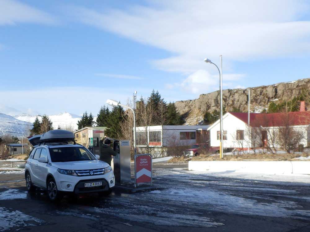 Tankstelle Breidalsvík Roadtrip Islands Ostküste www.gindeslebens.com © Ines Erlacher und Thomas Mussbacher 