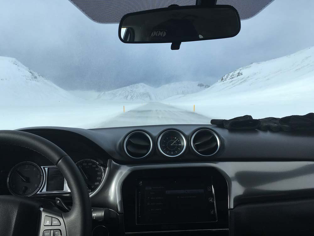 Schneeverwehungen Fahrt entlang der Ostküste - Roadtrip Islands Ostküste © gindeslebens.com