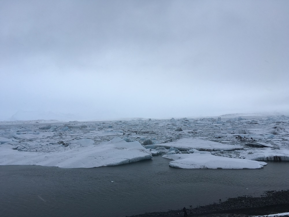 Eisberge treiben in der Lagune und werden durch Ebbe und Flut an den Strand gespült Jökulsarlon Gletscherlagune und der Diamond Beach Roadtrip Islands Südküste gindeslebens.com © Thomas Mussbacher und Ines Erlacher 