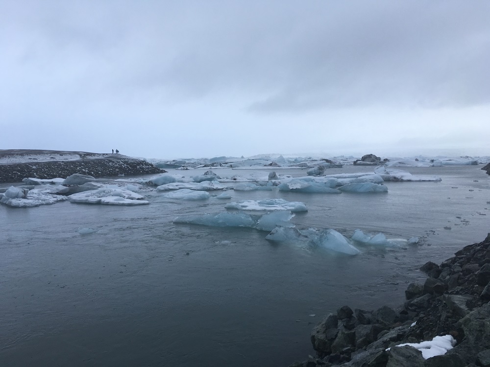 Eisberge treiben in der Lagune und werden durch Ebbe und Flut an den Strand gespült Jökulsarlon Gletscherlagune und der Diamond Beach Roadtrip Islands Südküste gindeslebens.com © Thomas Mussbacher und Ines Erlacher 