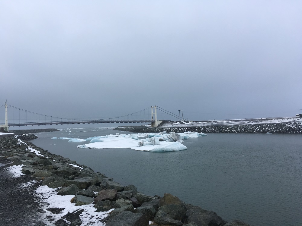 Eisberge treiben in der Lagune und werden durch Ebbe und Flut an den Strand gespült Jökulsarlon Gletscherlagune und der Diamond Beach Roadtrip Islands Südküste gindeslebens.com © Thomas Mussbacher und Ines Erlacher 