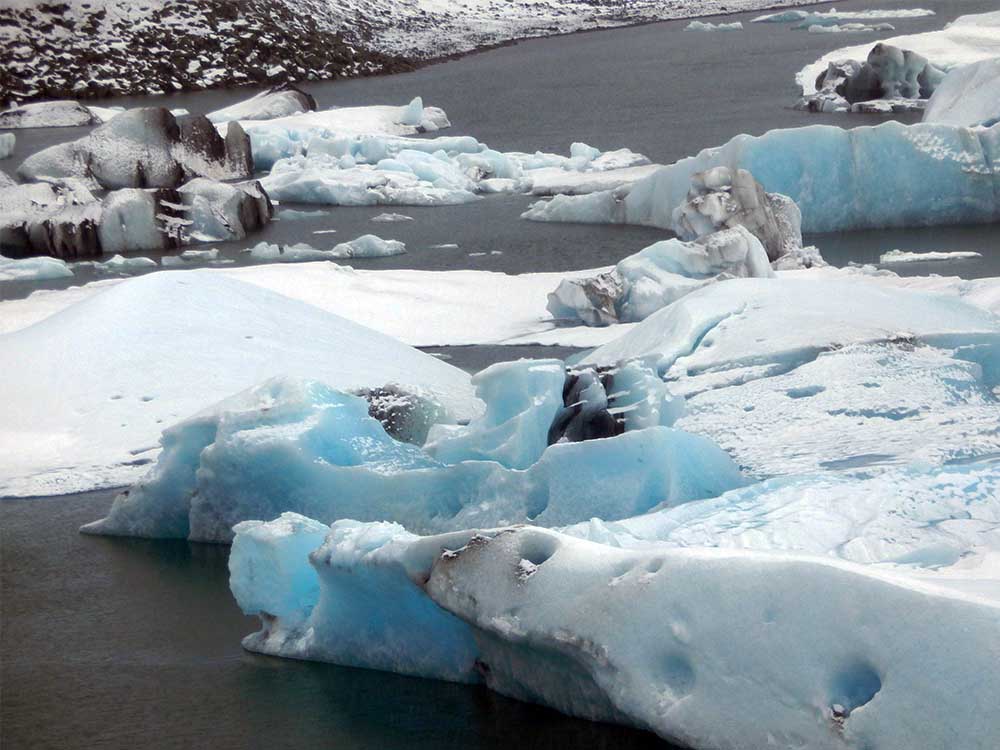 Eisberge treiben in der Lagune und werden durch Ebbe und Flut an den Strand gespült Jökulsarlon Gletscherlagune und der Diamond Beach Roadtrip Islands Südküste gindeslebens.com © Thomas Mussbacher und Ines Erlacher 