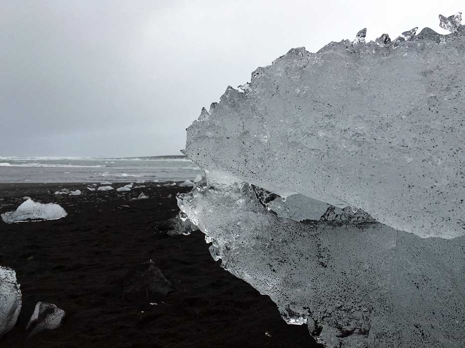 Eisberge am scharzen Sandstrand - Jökulsarlon Gletscherlagune und der Diamond Beach Roadtrip Islands Südküste gindeslebens.com © Thomas Mussbacher und Ines Erlacher 