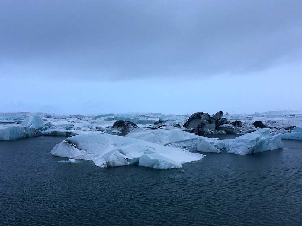 Eisberge treiben in der Lagune und werden durch Ebbe und Flut an den Strand gespült Jökulsarlon Gletscherlagune und der Diamond Beach Roadtrip Islands Südküste gindeslebens.com © Thomas Mussbacher und Ines Erlacher 