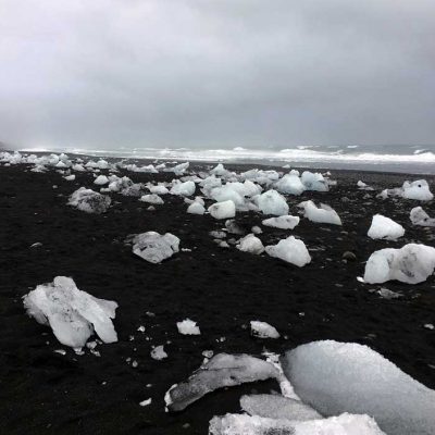 Eisberge am schwarzen Sandstrand Jökulsarlon Gletscherlagune und der Diamond Beach Roadtrip Islands Südküste gindeslebens.com © Thomas Mussbacher und Ines Erlacher