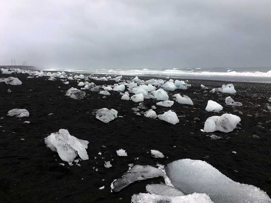 Eisberge am schwarzen Sandstrand Jökulsarlon Gletscherlagune und der Diamond Beach Roadtrip Islands Südküste gindeslebens.com © Thomas Mussbacher und Ines Erlacher 