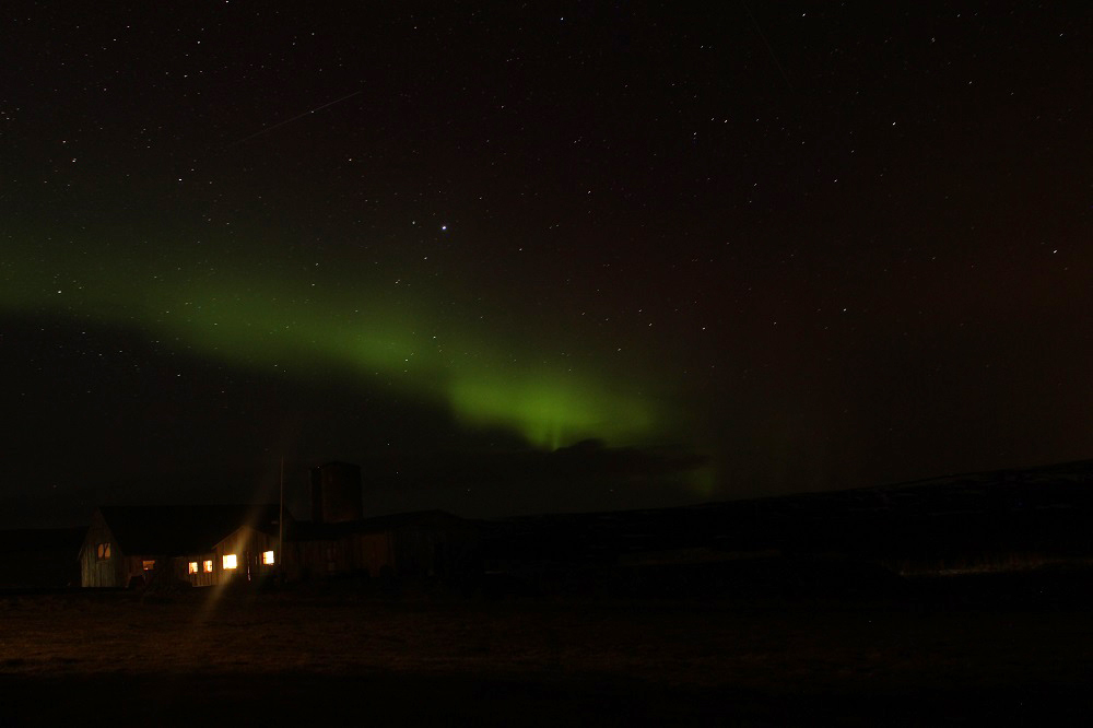 Aurora Borealis Nordlichter Außenansicht Villa Borealis Hotel Islands Südwesten und der Golden Circle Roadtrip Island gindeslebens.com © Thomas Mussbacher und Ines Erlacher