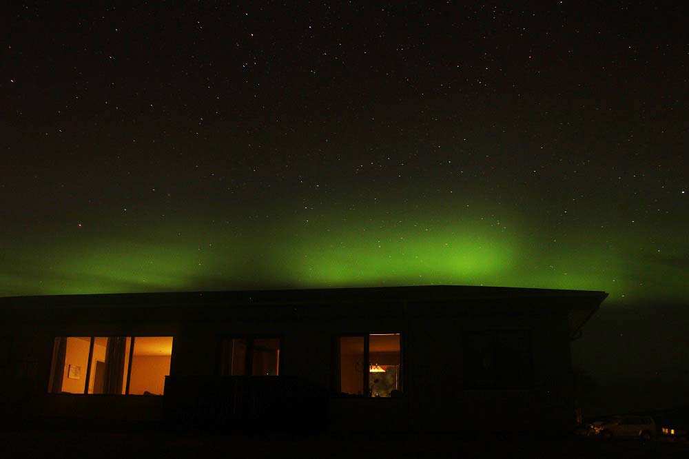 Aurora Borealis Nordlichter Außenansicht Villa Borealis Hotel Islands Südwesten und der Golden Circle Roadtrip Island gindeslebens.com © Thomas Mussbacher und Ines Erlacher