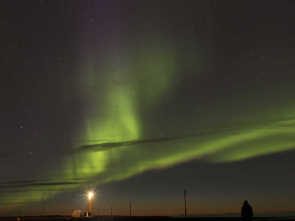 Nordlichter (Aurora Borealis) beim Grótta Leuchtturm Roadtrip Island gindeslebens.com © Thomas Mussbacher und Ines Erlacher