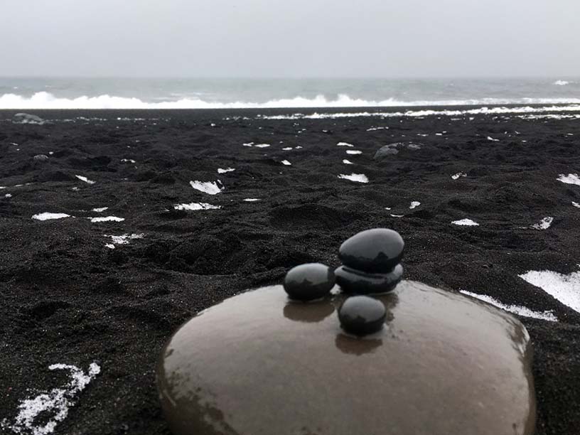 Schwarzer Sandstrand Reynisfjara Roadtrip Islands Südküste © gindeslebens.com