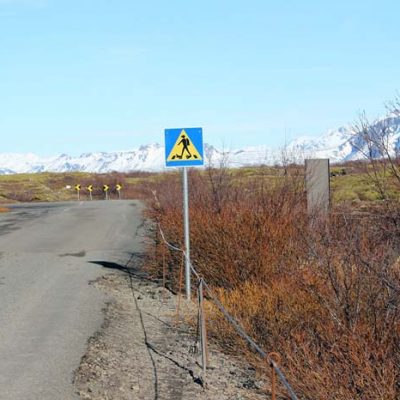 Divers Crossing Schild Silfra Spalte, Þingvellir Nationalpark und Þingvallakirkja Roadtrip Island gindeslebens.com © Thomas Mussbacher und Ines Erlacher