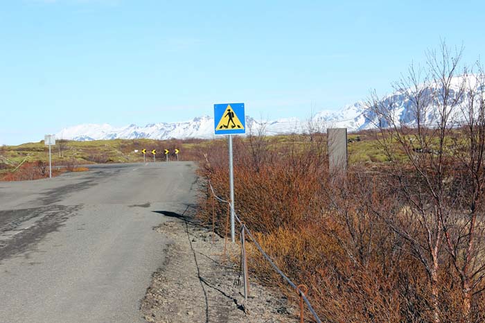 Divers Crossing Schild Silfra Spalte, Þingvellir Nationalpark und Þingvallakirkja Roadtrip Island gindeslebens.com © Thomas Mussbacher und Ines Erlacher