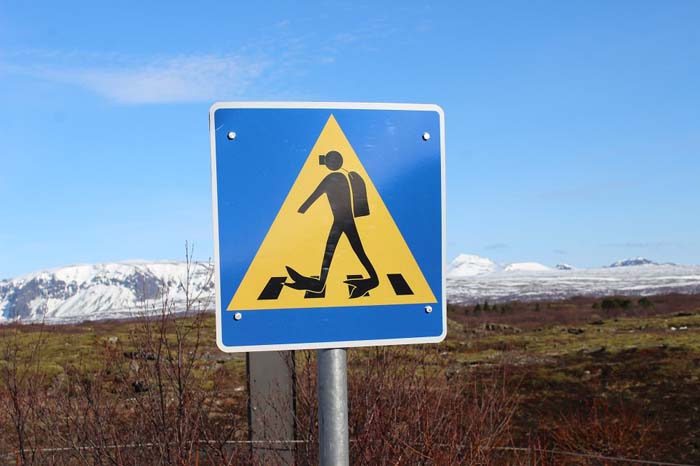 Schild Achtung Taucher queren Silfra Spalte, Þingvellir Nationalpark und Þingvallakirkja Roadtrip Island gindeslebens.com © Thomas Mussbacher und Ines Erlacher