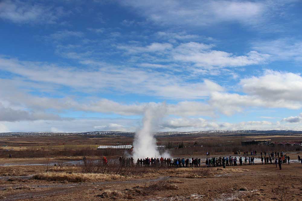 Ausbruch Geysir Strokkur Islands Südwesten und der Golden Circle Roadtrip Island gindeslebens.com © Thomas Mussbacher und Ines Erlacher