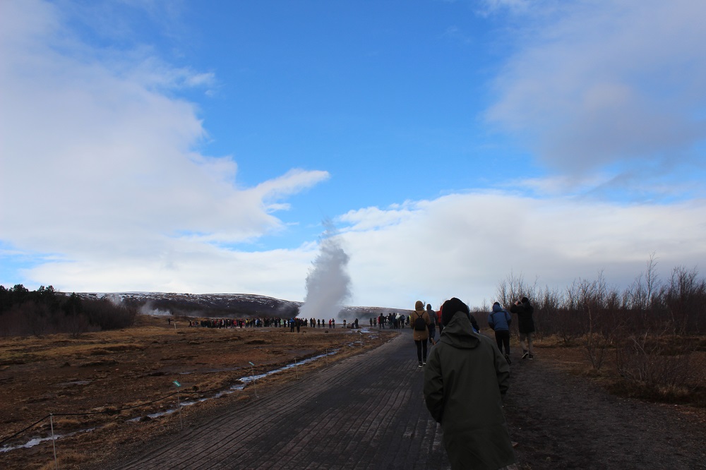 aUSBRUCH gEYSIR Strokkur Islands Südwesten und der Golden Circle Roadtrip Island gindeslebens.com © Thomas Mussbacher und Ines Erlacher