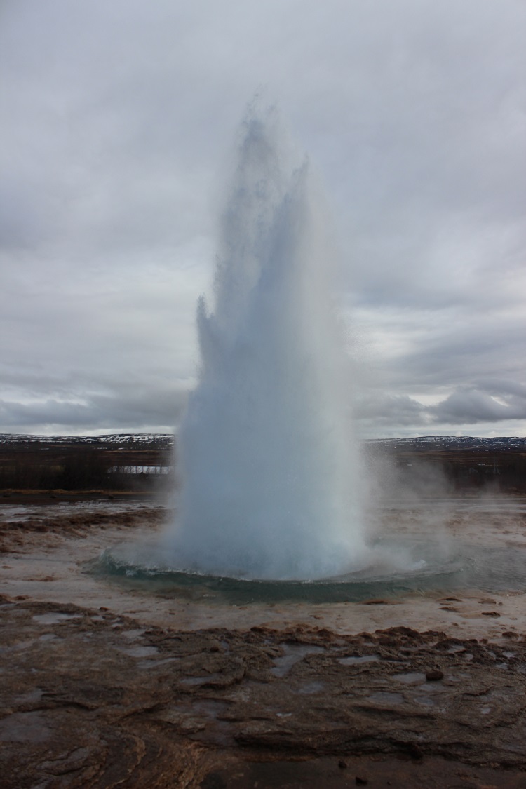 Ausbruch Geysir Strokkur Islands Südwesten und der Golden Circle Roadtrip Island gindeslebens.com © Thomas Mussbacher und Ines Erlacher