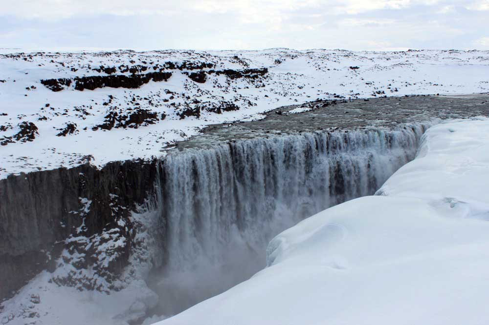 Wasserfall Dettifoss Fahrt entlang der Ostküste - Roadtrip Islands Ostküste www.gindeslebens.com © Ines Erlacher und Thomas Mussbacher