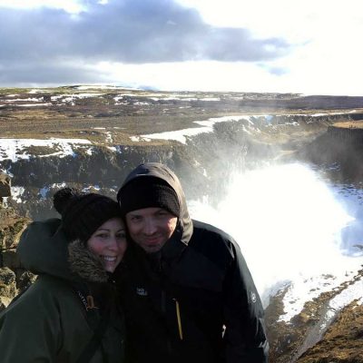 Ines und Thomas beim Gullfoss Journey Book Island © www.gindeslebens.com