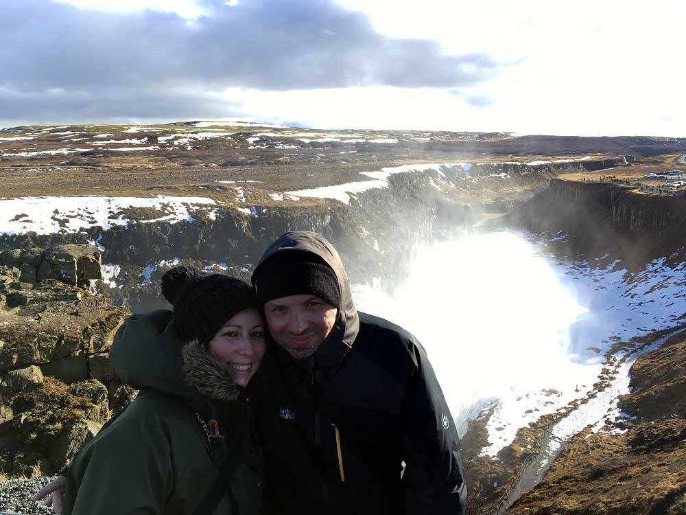 Ines und Thomas beim Gullfoss Journey Book Island © www.gindeslebens.com