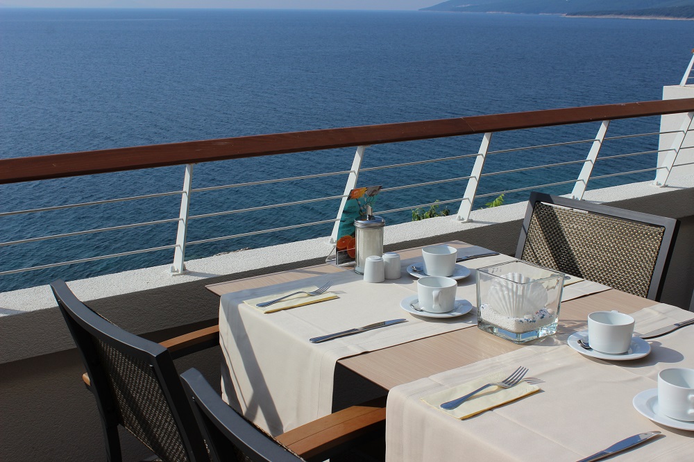 Terrasse mit Meerblick Adults Only Restaurant Valamar Girandella Resort Rabac © www.gindeslebens.com