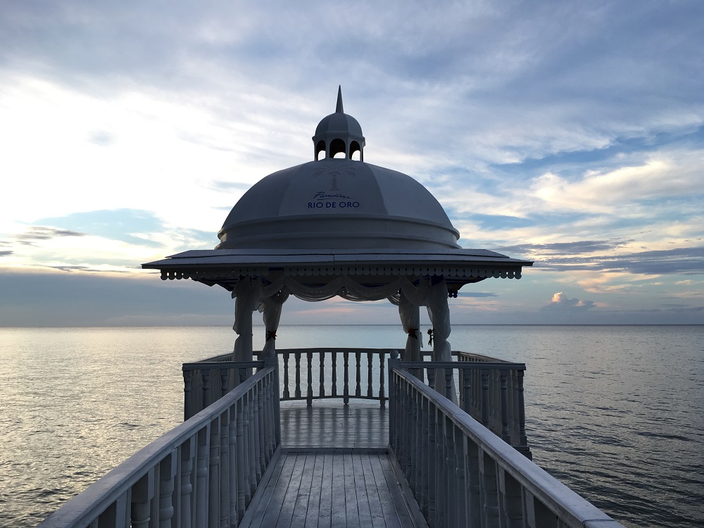 Strandpavillon Heiratsantrag und Hochzeit im Ausland www.gindeslebens.com