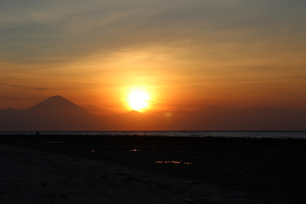 Sonnenuntergang Gili Trawangan mit Blick auf Bali Heiratsantrag und Hochzeit im Ausland www.gindeslebens.com