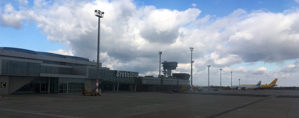 Blogparade der beste Flughafen der Welt - Flughafen Bratislava www.gindeslebens.com