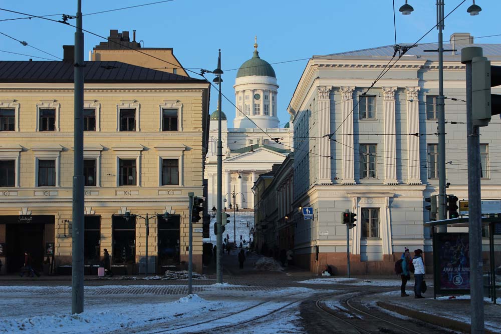 Blick auf den Dom vom Esplanadi Park Helsinki Sehenswürdigkeiten - Aktivitäten & Tipps mit der Helsinki Card www.gindeslebens.com