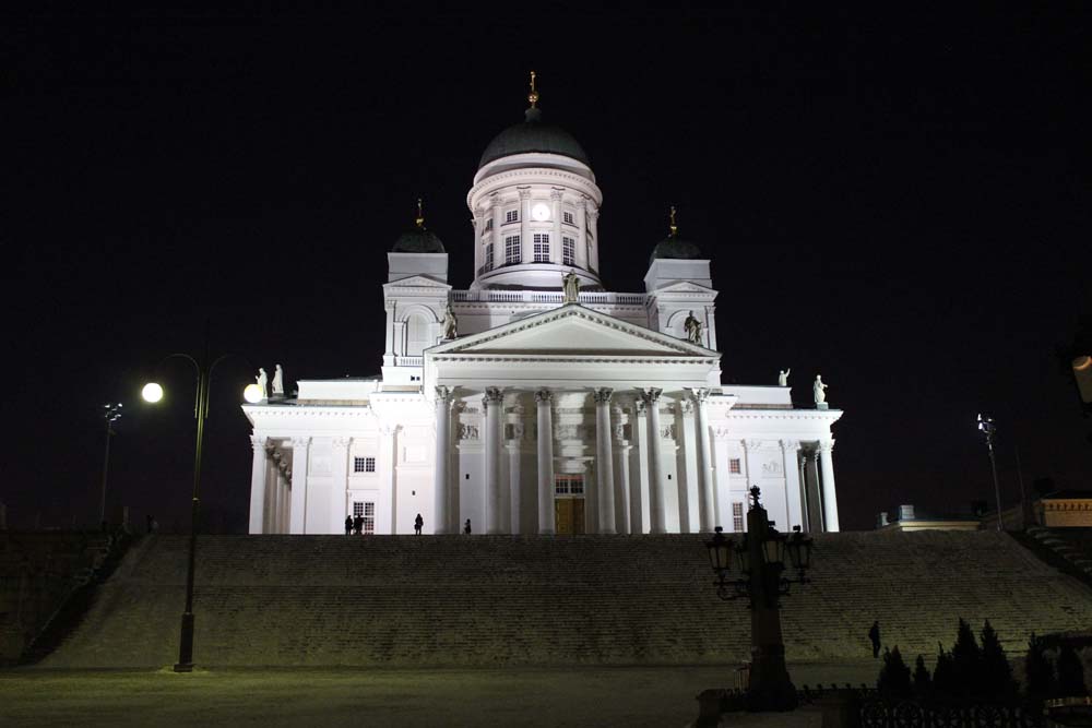 Dom Helsinki bei Nacht Sehenswürdigkeiten Helsinki mit der Helsinki Card - Finnland im Winter www.gindeslebens.com