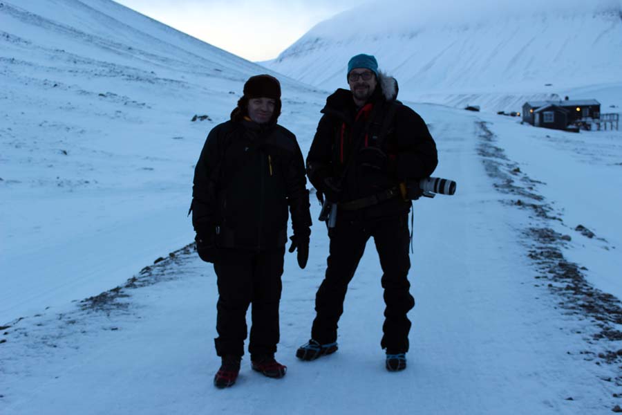 Thomas und unser Guide Oddgeir Sagerup Arktis Fototour mit See and Explore Spitzbergen Reise - Aktivitäten, Ausflüge und Touren in der Arktis im Winter www.gindeslebens.com