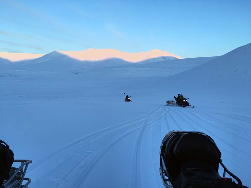 Barentsburg mit dem Schneemobil Spitzbergen Adventures www.gindeslebens.com