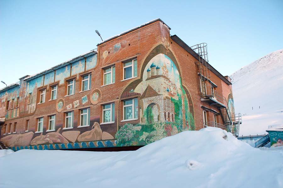 Die künstlerisch gestaltete Fassade der Schule in Barentsburg www.gindeslebens.com