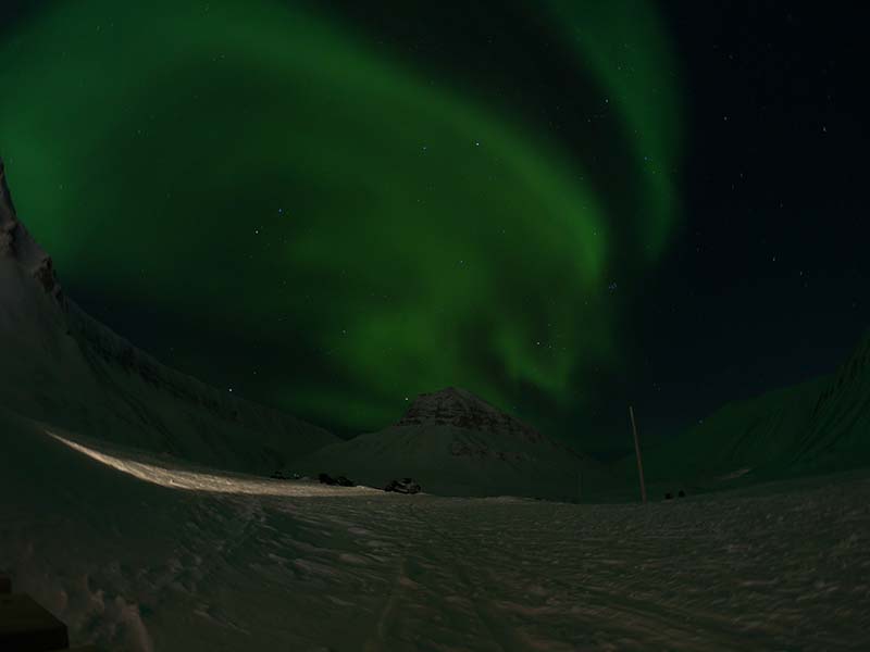 Nordlichter aufgenommen gleich hinter dem Gjestehuset 102 Longyearbyen Spitzbergen am Fuße des Longyear Gletschers mit der GoPro6 - Wetter Spitzbergen, beste Reisezeit Spitzbergen, Spitzbergen Reise www.gindeslebens.com