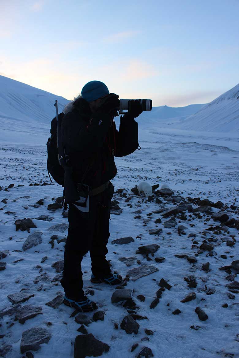 Oddgeir fotografiert und die Polarfüchse stellen sich schon an - Björndalen Longyearbyen Spitzbergen Arktis Fototour mit See and Explore www.gindeslebens.com
