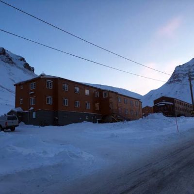 Außenansicht Unterkunft Spitzbergen Gjestehuset 102 Longyearbyen www.gindeslebens.com