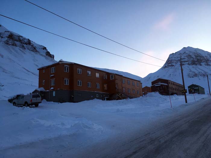 Außenansicht Unterkunft Spitzbergen Gjestehuset 102 Longyearbyen www.gindeslebens.com